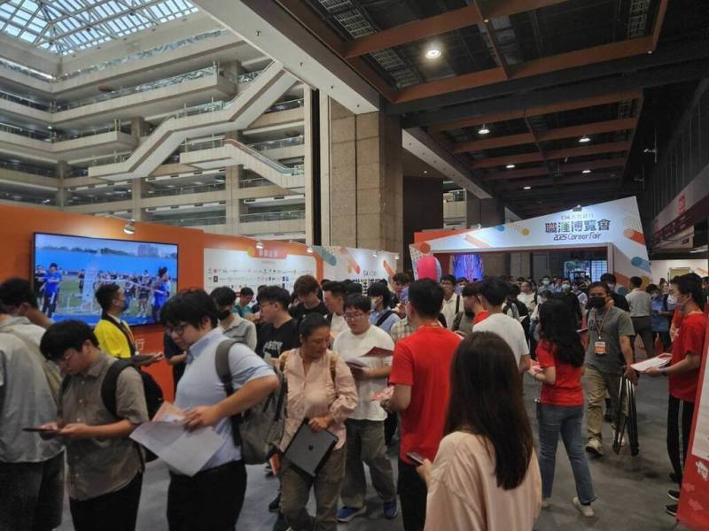 104人力銀行28日舉辦2025職涯博覽會，輝達（NVIDIA）、台積電、聯發科等超過200家企業現場徵才。（104人力銀行提供）