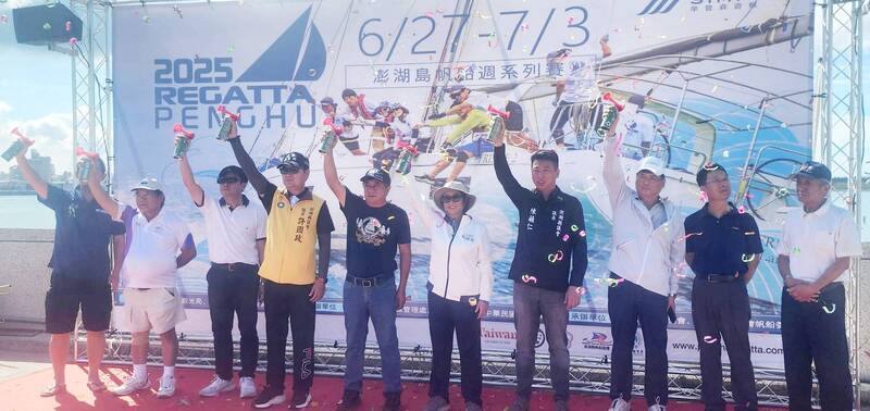 澎湖島帆船週系列賽與國內首座ASAF亞洲高階帆船培訓中心基地，28日由國民黨立委林倩綺（右5）、澎湖縣副縣長林皆興（右3）、中華民國帆船協會理事長陳雙全（左5）、澎湖縣議會議長陳毓仁（右4）等人共同鳴笛揭幕