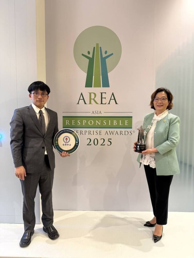 中油連續6年獲得亞洲企業社會責任獎，更是連續第3年獲頒企業永續報告獎，由中油發言人林珂如（右）代表受獎。（中油提供）