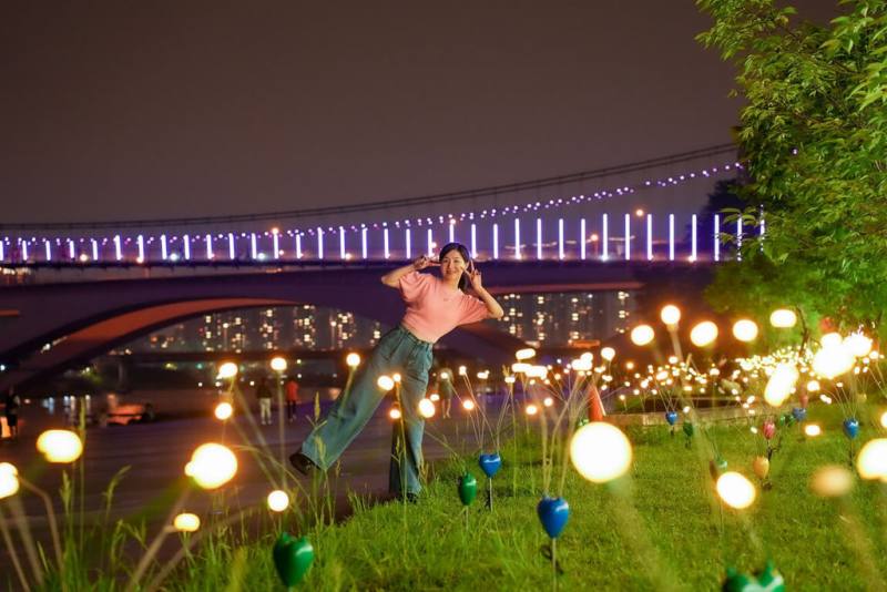 2025碧潭水舞展演以「水火同源」為主題，融合水與火的元素，打造水火共舞震撼盛宴，夜晚的碧潭吊橋變成光之廊道，可漫步賞水舞，感受浪漫的夜色時光。（新北市政府觀光旅遊局提供）