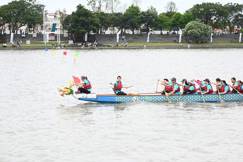 與岸邊熱情加油團致意的賴同學