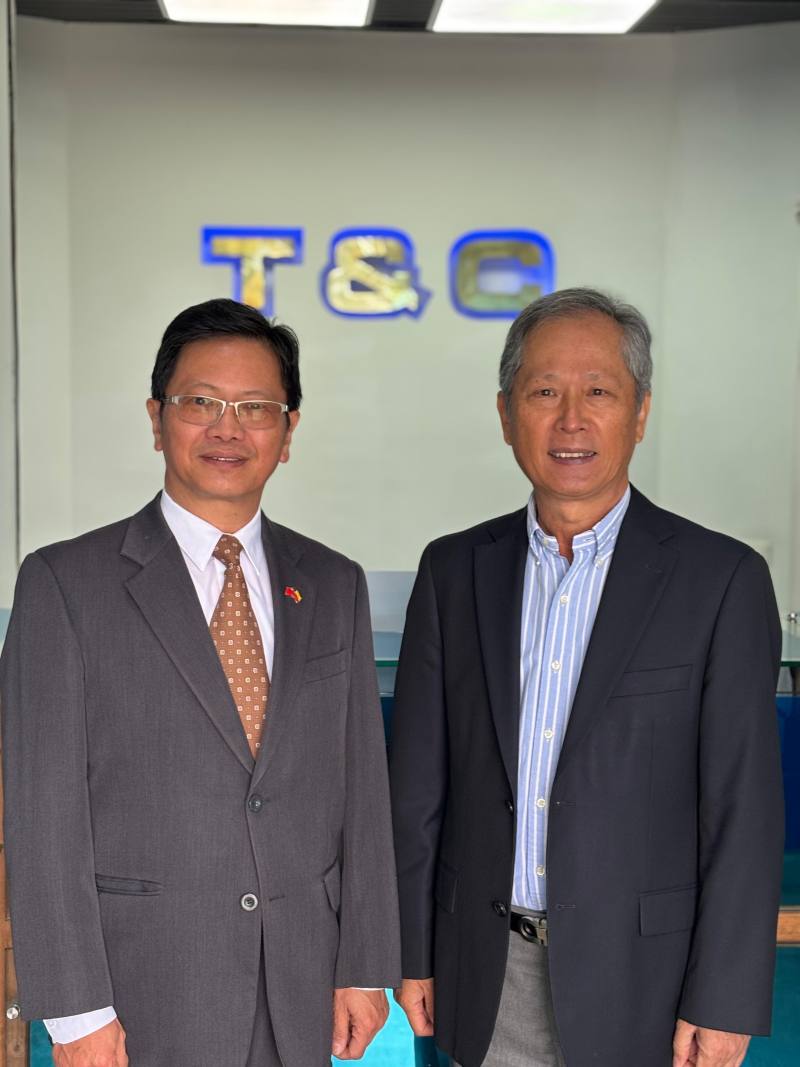 駐哥倫比亞代表處代表朱盛鴻與哥倫比亞臺商會榮譽會長暨僑務諮詢委員游信誠合影