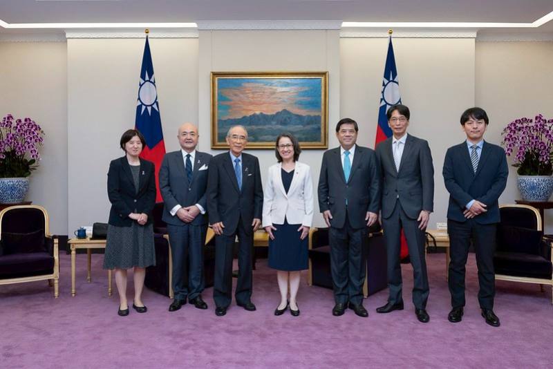 副總統與訪賓一行合影