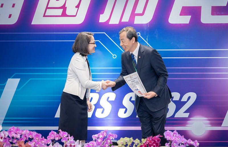 副總統頒發相關會計師公會理事長感謝狀