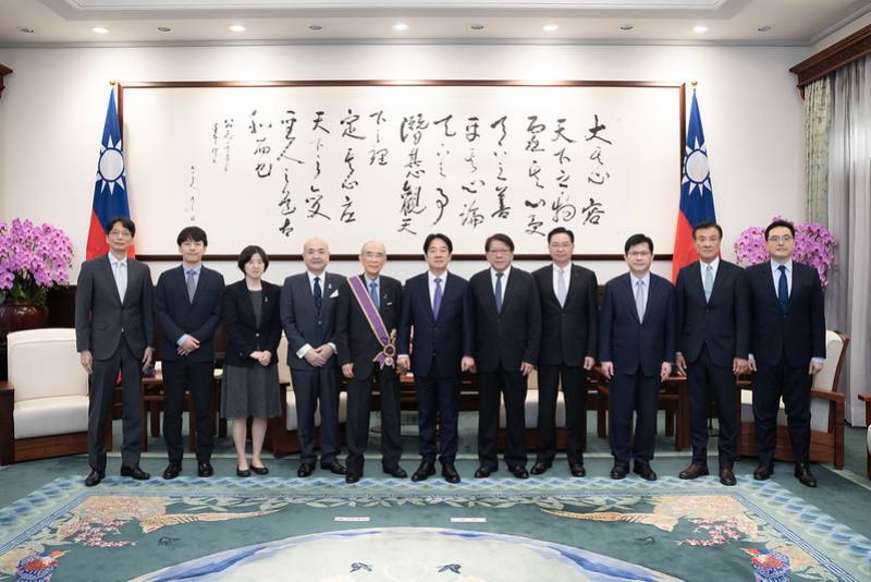 總統頒授日本台灣交流協會前會長大橋光夫「大綬景星勳章」，並合影