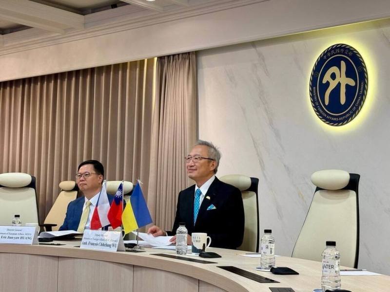 外交部政務次長吳志中（右）27日見證台灣與捷克以視訊方式簽署備忘錄。（外交部提供）