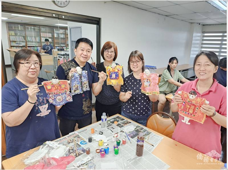 學員聚精會神投入戲偶製作，現場氣氛熱絡、歡笑聲不斷