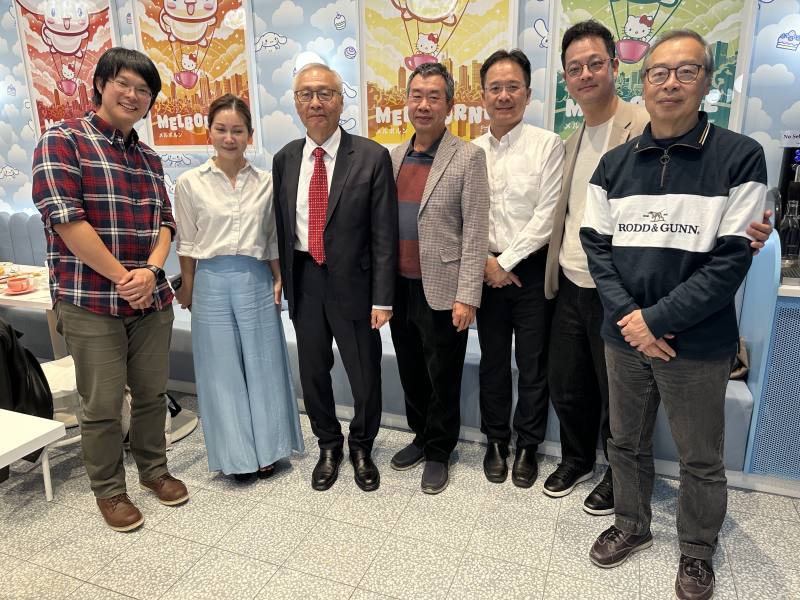 張良民與青商潛力之星謝頡妮、林家弘及墨爾本臺灣同鄉會幹部合影