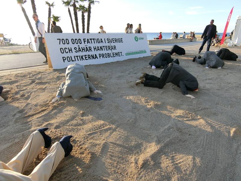 阿爾梅道週是瑞典最重要的政治性大型活動，吸引從事政治相關工作的團體與個人參與。圖為樂施會（Oxfam）設置的裝置藝術，諷刺政治人物對瑞典貧窮問題視而不見