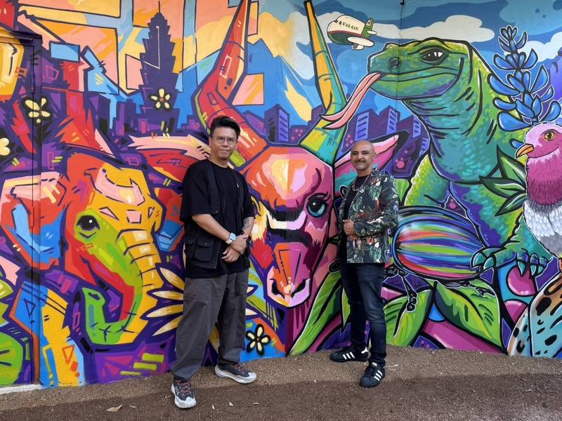 台灣藝術家BOUNCE（左）與美國藝術家GONZO247（右）再度攜手在美國休士頓動物園共同創作全新壁畫，預計今年10月將第3度合作，在台北市立動物園創作全新壁畫