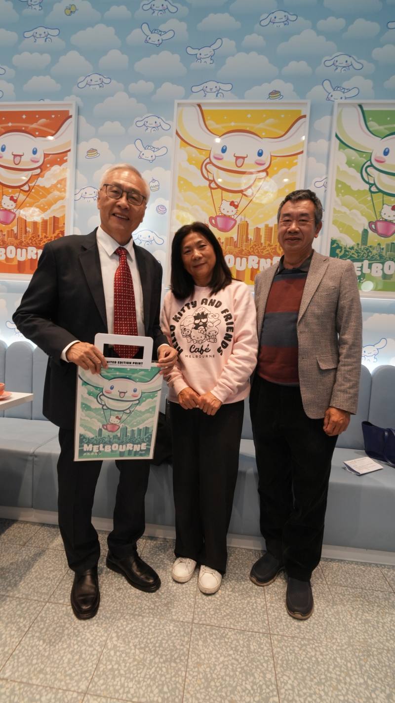 Hello Kitty and Friends Café老闆贈送紀念品，熱情歡迎僑委會副委員長張良民蒞臨