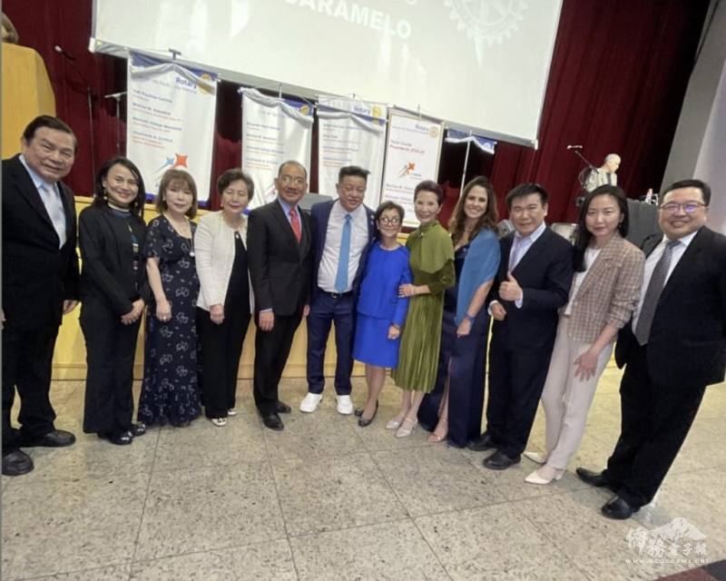 林維廉（左六）與僑界貴賓們合影