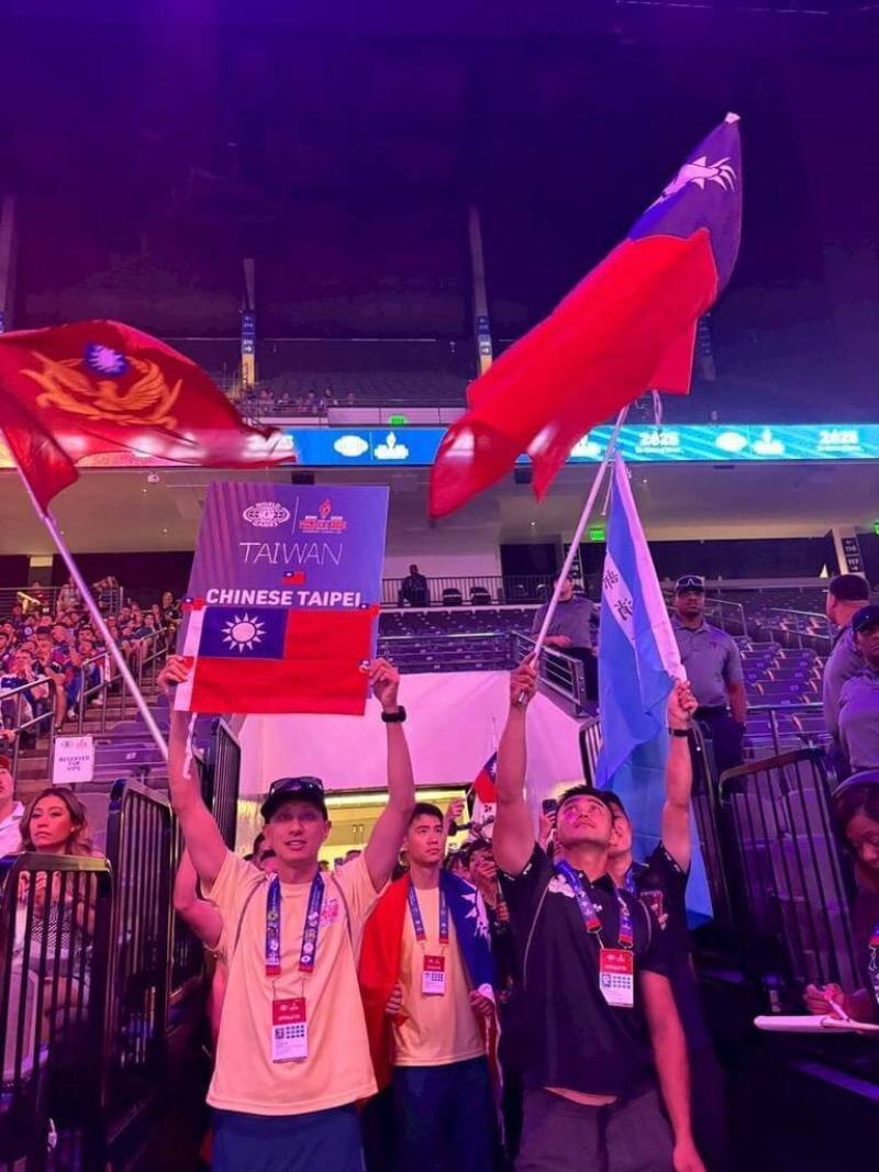 臺灣警消Team Taiwan 高舉國旗帥氣進場