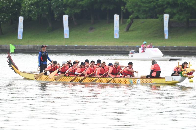 「幸福宜特龍舟隊」的比賽英姿
