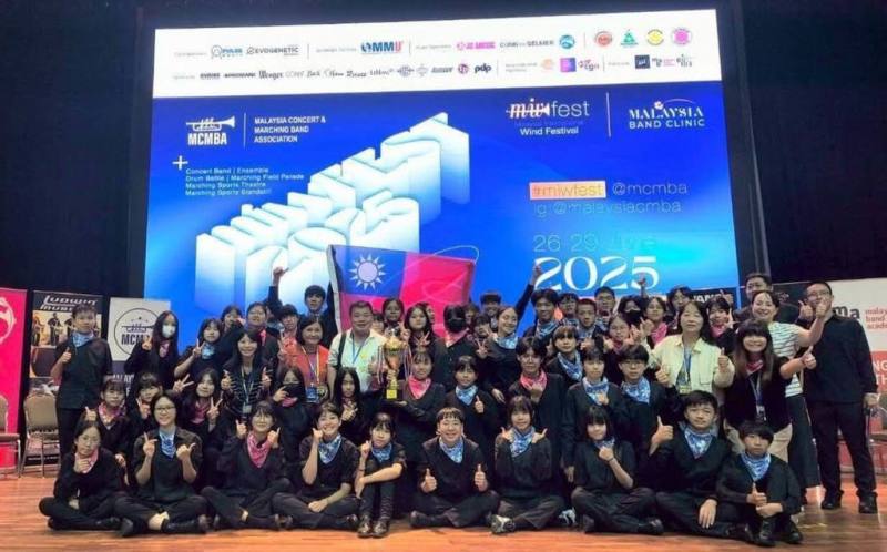 花蓮縣宜昌國中管樂團赴馬來西亞參加國際管樂節比賽，演出曲目結合客語歌謠與原創音樂，展現精湛技術與音樂表現力，獲得現場觀眾及評審高度肯定，勇奪公開組冠軍。（宜昌國中提供）