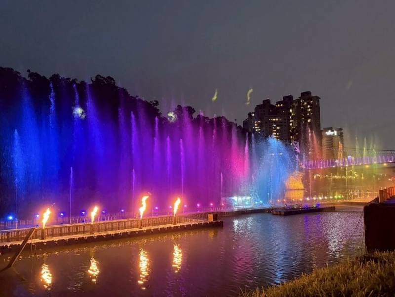 新北市政府觀光旅遊局28日表示，2025碧潭水舞展演結合火焰特效與水舞演出，打造「水火同源」震撼聲光饗宴，綻放出不同以往的視覺體驗。（新北市政府觀光旅遊局提供）