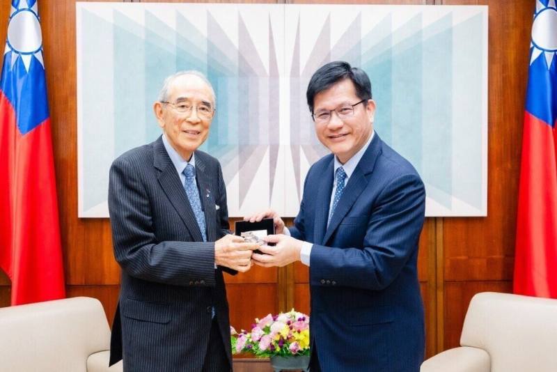 外交部長林佳龍（右）27日接見日本台灣交流協會前會長大橋光夫（左）。（外交部提供）