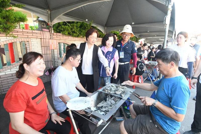 2025王功漁火節28日登場，彰化縣長王惠美（左3）上午出席千人烤蚵活動，與民眾一起烤珍珠蚵，品嚐在地海洋美食。（彰化縣政府提供）