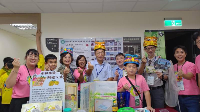 獲綠旗的屏東餉潭國小攤位解說