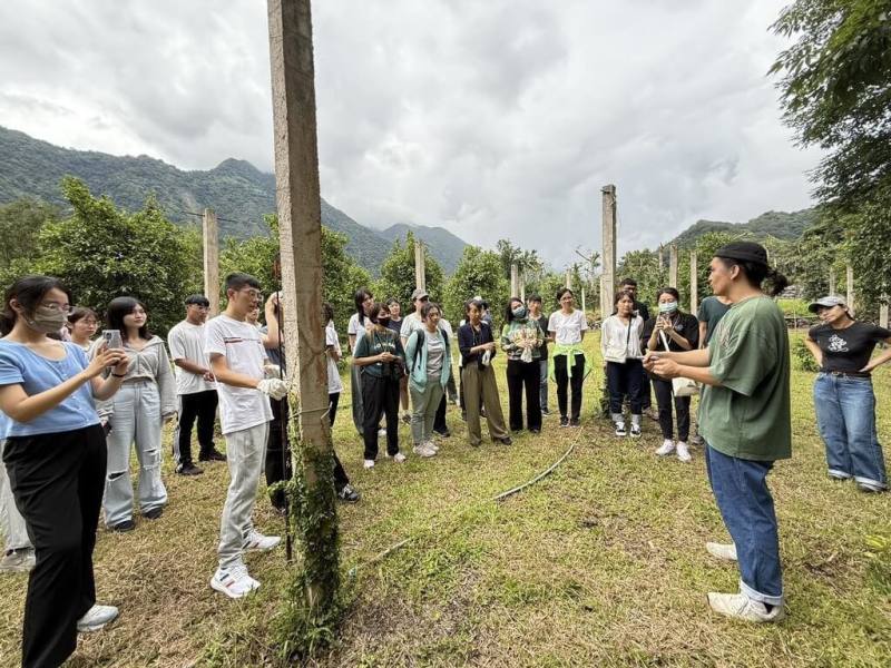 高雄市青年局「山海探險隊」體驗活動，日前走訪桃源區復興里「瓦阿係部落」。青年局表示，此次活動是一場貼近自然、充滿文化溫度的原鄉探索之旅。有學員表示，這不僅是一趟難忘的山林旅程，更能了解部落文化傳承與原青在地方創生議題上的努力。（高雄市青年局提供）