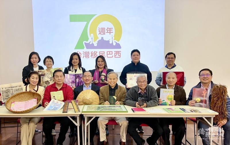 主任尤正才（前排左三）、主任委員劉學琳（前排中）和甄選委員持移民歷史文物合影