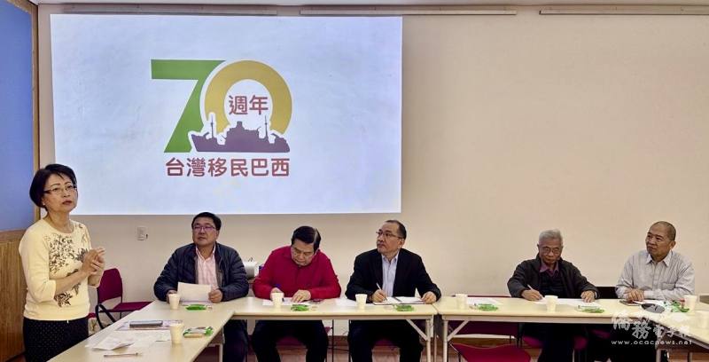 徵集文物組組長羅蘭芳（前面站著）報告徵集文物過程