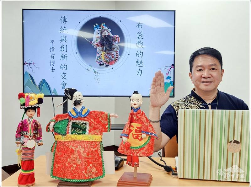 講師李偉有運用美術專業，透過布袋戲偶主題課程，指導華校教師進行戲偶手作與教學應用技巧