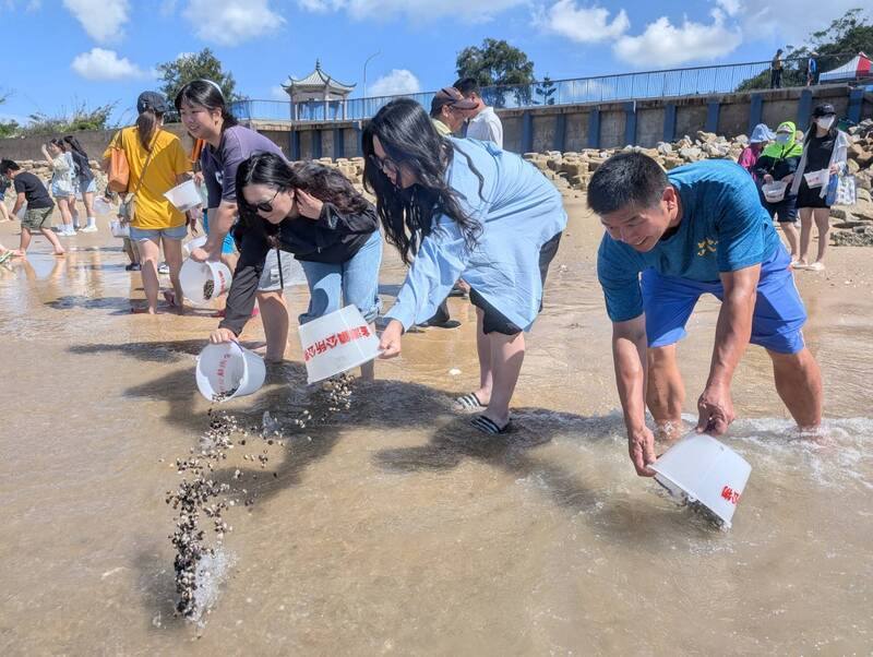 2025金湖海灘花蛤季將登場，金湖鎮公所28日舉辦花蛤季蛤苗放流活動，許多民眾頂著豔陽在成功海灘響應，將一桶桶花蛤苗放流至大海