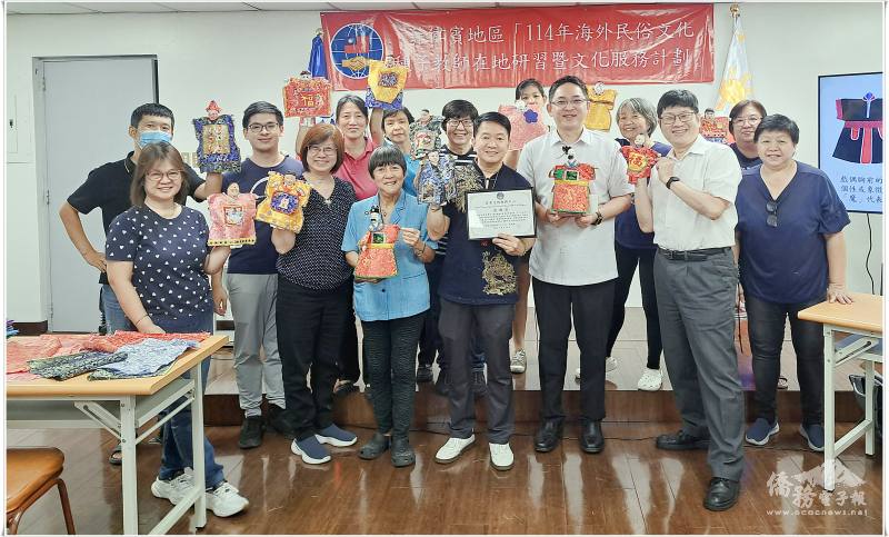 菲華文教中心舉辦海外民俗文化種子教師研習會，參與教師完成布袋戲偶手作彩繪作品，展現研習成果