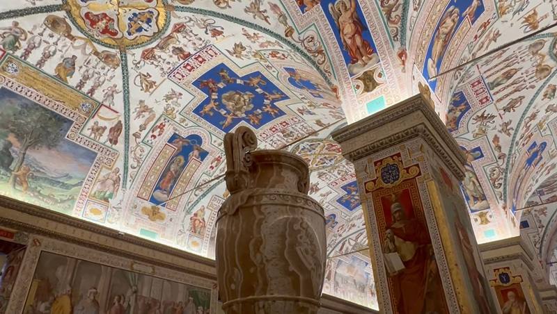 「梵蒂岡宗座圖書館」內有許多收藏品是教宗收到的禮物，牆壁與屋頂都美輪美奐
