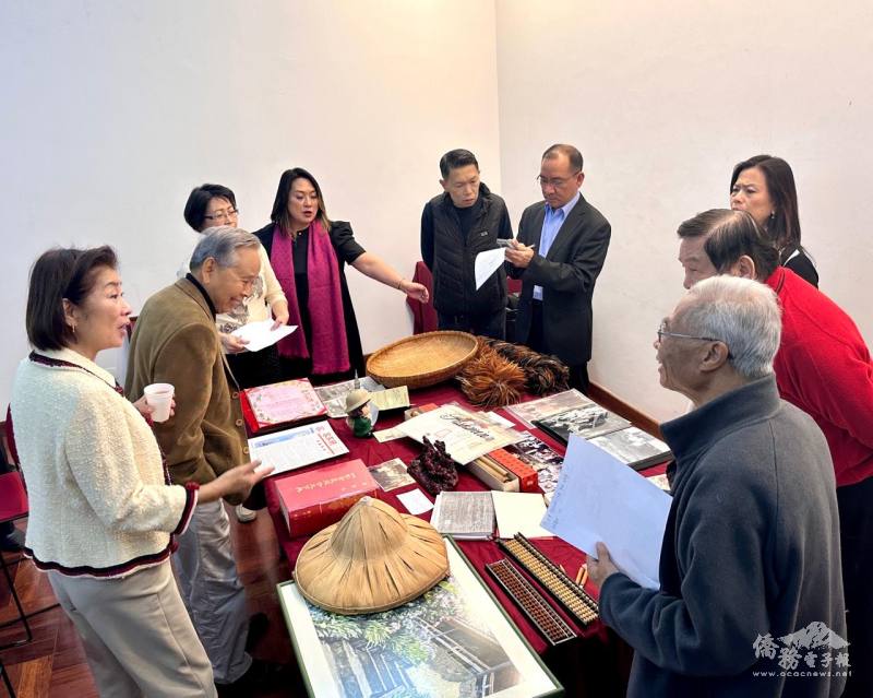 與會人員於歷史文物旁互相交流討論