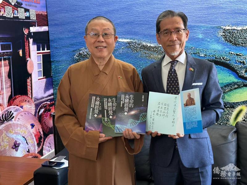 副住持慧開法師（左）致贈紀念品給廖志賢（右）