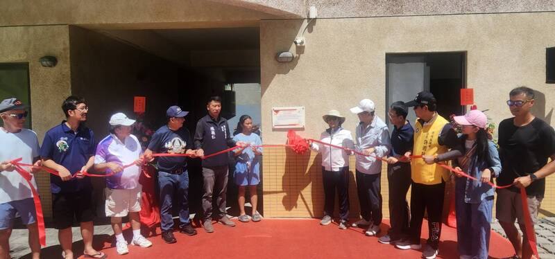 國內首座ASAF亞洲高階帆船培訓中心基地，28日由國民黨立委林倩綺（右6）、澎湖縣副縣長林皆興（右5）、中華民國帆船協會理事長陳雙全（左4）、澎湖縣議會議長陳毓仁（左5）等人共同揭幕