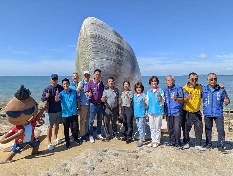 金門縣金湖鎮公所28日在成功海灘舉行花蛤裝置藝術啟用典禮，金湖鎮長陳文顧（右7）表示，花蛤裝置藝術啟用後，盼能為金湖注入觀光新亮點