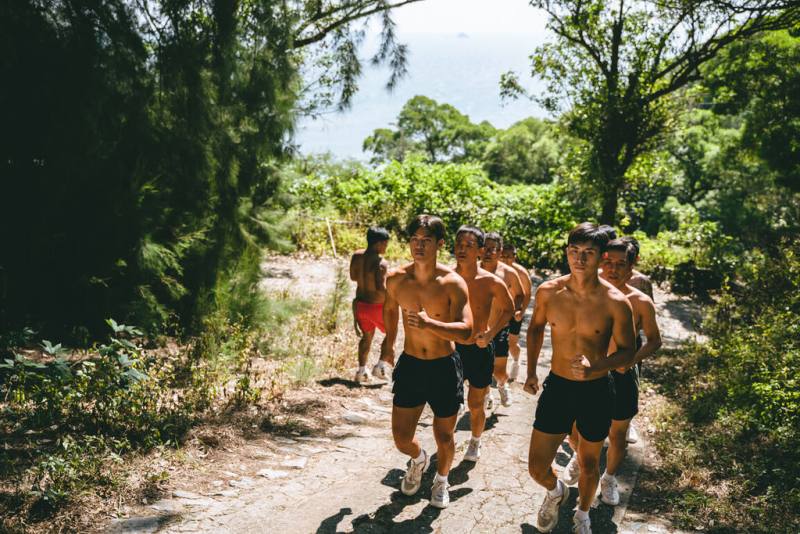 國防部7月1日精神戰力專案教育將播映台劇「國際橋牌社2」，軍事層面劇情以1995至1996年台海危機時戍守馬祖高登島的官兵為背景。圖為劇照。（汪怡昕提供）