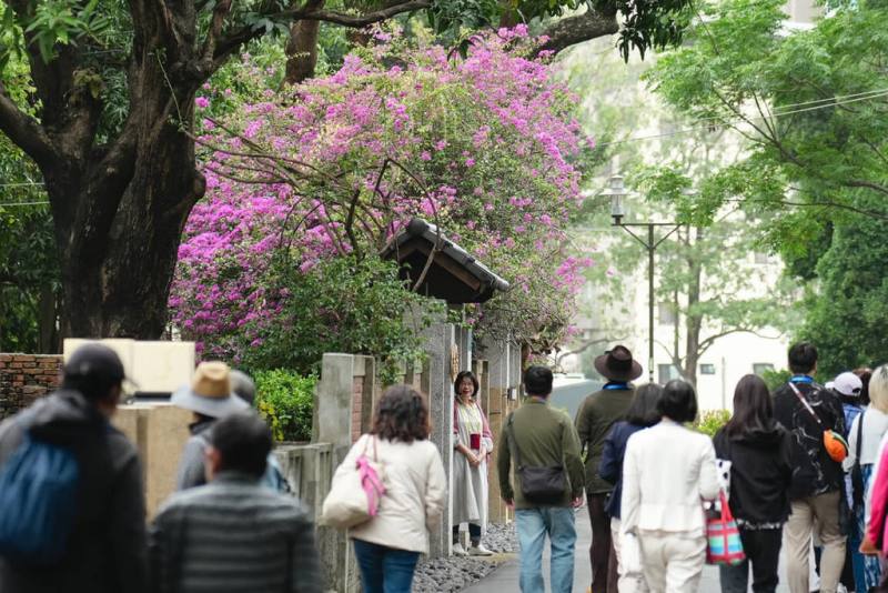 台南321巷藝術聚落閉園進行相關工程後，將於7月1日起週一至週五下午開放民眾參觀戶外場域。圖為先前舉辦活動限定式開放情形。（台南市文化局提供）