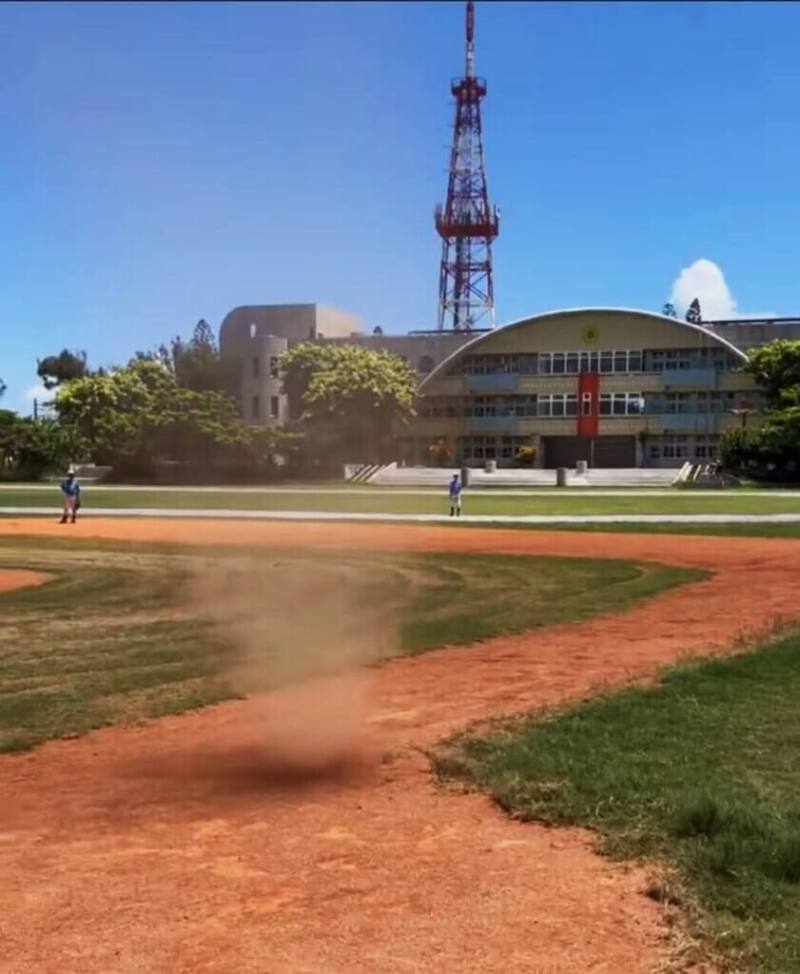 澎湖地區28日晴朗高溫，石泉國小少棒隊在學校操場練球時，突然發生「塵捲風」，隊員目睹罕見的天候異象。（民眾提供）