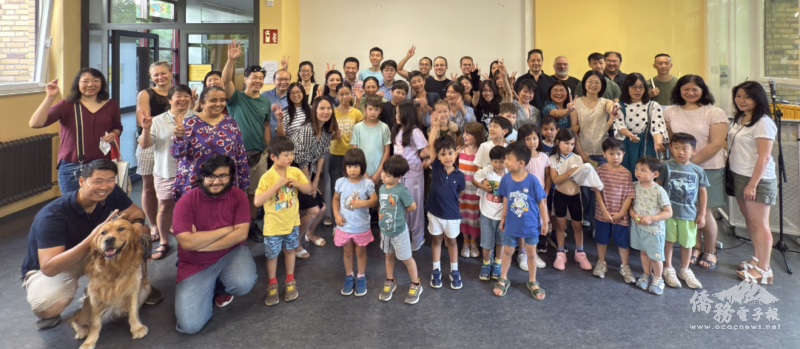 法蘭克福樹人中文學校全體師生與家長合照