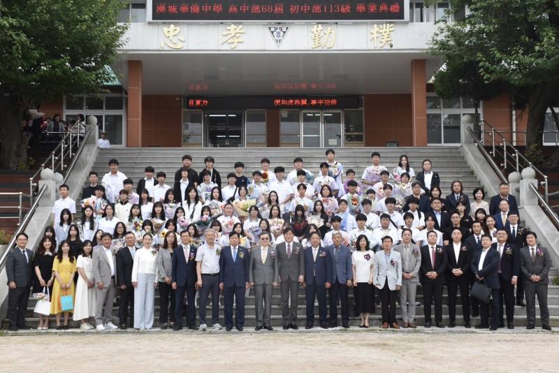 駐韓國代表處代表梁光中與所有出席貴賓及初中部畢業生合影