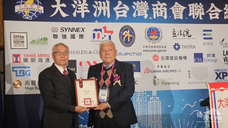 張良民代表頒發行政院政務顧問聘書予許明芳