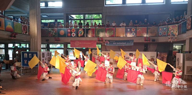 同學們一起展現大小旗海