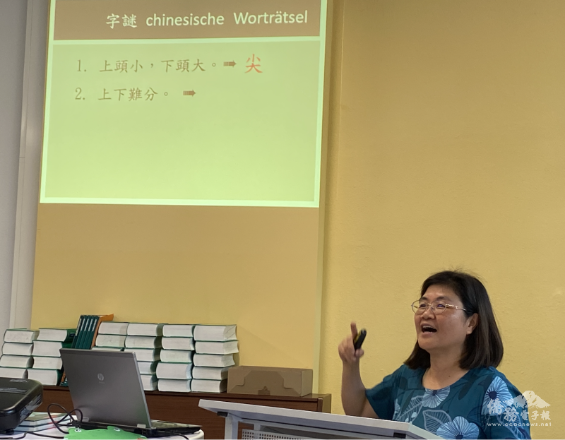 校長劉玉美推出猜中文字謎遊戲與家長及學生同樂