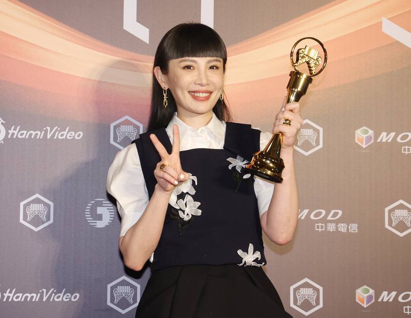 Singer-songwriter Waa Wei shows off her trophy after winning best female mandarin singer at this year’s Golden Melody Awards. CNA photo June 28, 2025