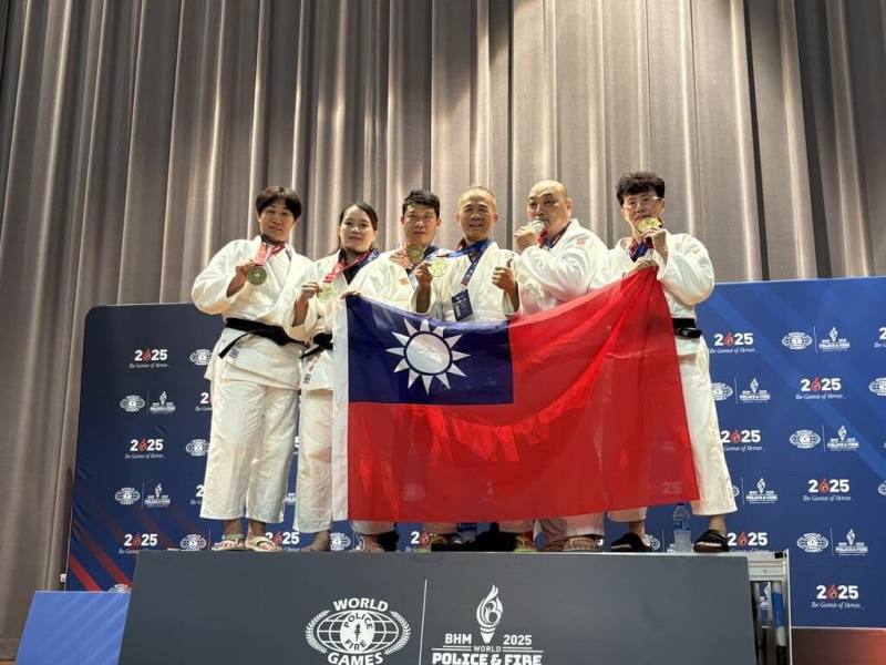 警政署29日表示，第21屆世界警察消防運動會首日賽事，柔道組選手就取得3金1銀2銅佳績。圖為柔道組選手吳玫玲（左起）、陳于書、袁鵬皓、林世明、許書豪及蕭素秋。（警政署提供）