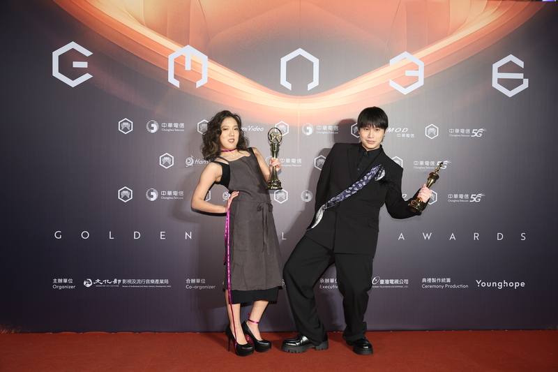 Siri Lee (left) and Chen Yi-heng (right) pose with their trophies at the Golden Melody Awards on Saturday. CNA photo June 28, 2025