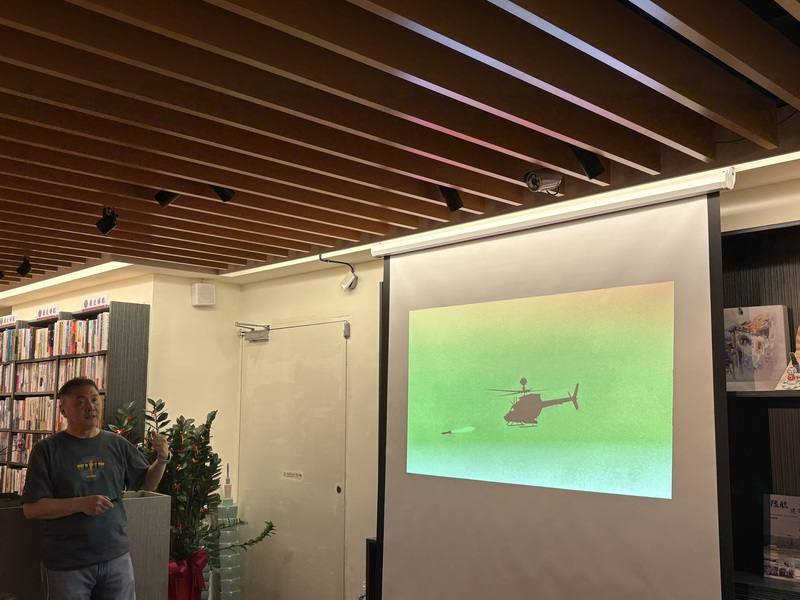 以陸軍航空指揮部歷史為核心的「陸航建軍史話II」28日舉行新書發表會，作者徐仲傑分享OH-58D戰搜直升機發射地獄火飛彈的歷史畫面
