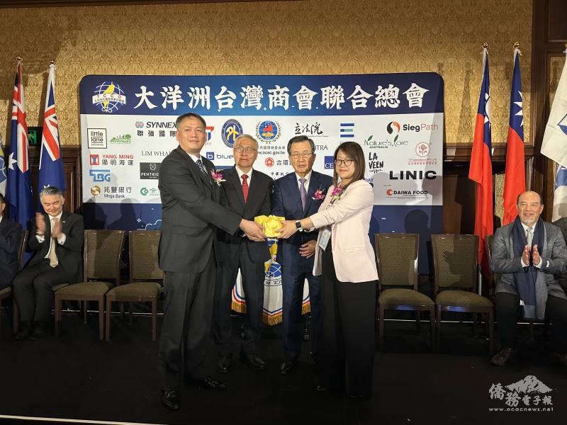 僑委會副委員長張良民與總會長吳光宜共同監交新舊任總會長