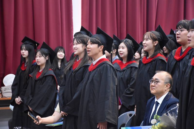 全體畢業生歡唱畢業歌