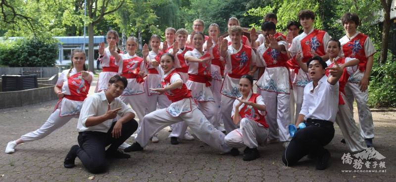 臺灣學生與德國學生們操練的大小旗與翻滾動作