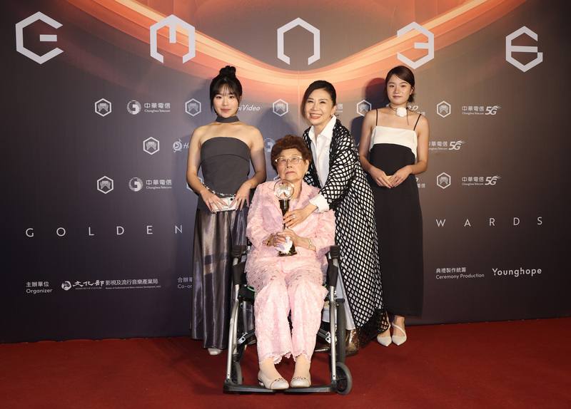 Ma Chao-chun’s family members — including his elderly mother (seated in a wheelchair), two daughters, and younger sister — attend the Golden Melody Awards ceremony on Saturday. CNA photo June 28, 2025